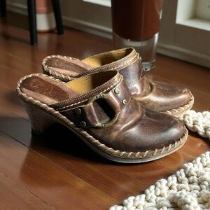 Vintage Y2K Frye Charlotte Distressed Brown Leather Clogs Whipstitch Heel Mules